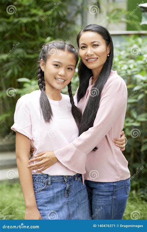 9,372 Asian Mom And Teenage Daughter Stock。